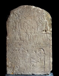 Egyptský starověk: vápencová stéla ve jménu dveří krále Anyi. V závěsu nabízí faraon Ramses II kadidlo své vlastní kolosální božské soše. Regne of Ramses II (1279-1213 př.nl). Ze Sakkárského serapea. Slunce 0,44x0,3 m Paříž, musee du Louvre