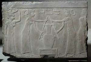 Egyptský starověk: nízký vápencový reliéf představující ženy lisující květy lilie, aby extrahovaly esenci zvanou „extrakce lirinonu“ kolem 500-400 př. nl (doba Saite?). Nízká epocha. Slunce 0,29x0,37 m Paříž, musee du Louvre od School Egyptian
