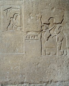 Egyptský starověk: reliéf ve vápenci Horminu: Sethi I. rozdává límce udatnosti jako odměnu za jeho odvahu Horminovi, hlavě královského harému. 19. dynastie (1295-1186 př. Kr.). Pařížské muzeum Louvre od School Egyptian