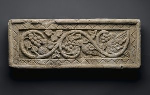 Reliéf rostlinného svitku obklopujícího ptáky a hrozny, z Behnesa, 5.-6. století (vápenec) od School Egyptian