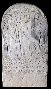 Vápencová stéla představující scénu obětin pokrytou hieroglyfy. Regne d