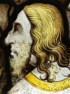 Zachovalá část z Velkého východního okna v York Minster: „Starší uctívají Boha“ (vitráže) od School English