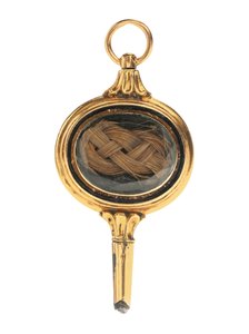 Rytý klíč k hodinkám Memento mori, s pramenem vlasů Marthy Wayles Jefferson, francouzsky nebo anglicky, konec 18. - začátek 19. století (zlato) (viz také 711001)