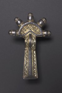 Luk Fibula, Alemannic, 500-550 (stříbrně zlacený a niello) od School German