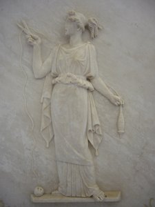 Basreliéf Atropos, který řeže vlákno života (mramor)