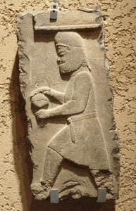 Mede na královském dvoře v Persepolis nesoucí kryté plavidlo, Achaemenid, c. 500 př.nl (vápenec)