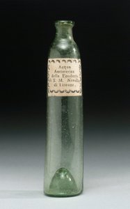 Láhev, která obsahovala vodu proti hysterii, ze slévárny Jeho královské Výsosti, Officina Profumo, Farmaceutica di Santa Maria Novella, Florencie, kolem 1850-1920 (sklo) od School Italian