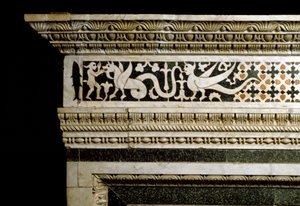 Detail dekorací obklopujících mramorovou trandolu (fotografie) od School Italian