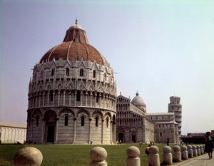 Středověká architektura: pohled na Baptistere (postaven v letech 1153 až 1353), dóm (katedrála nebo Duomo) a věž (zahájena v roce 1064) v Pise na Campo dei Miracoli (Piazza des Miracles), Itálie. od School Italian