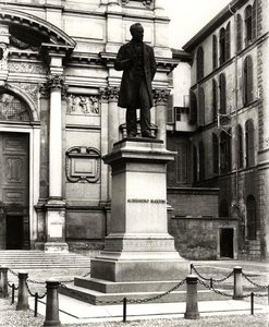 Památník Alessandra Manzoniho (1785-1873) (bronz) (černobílá fotografie) od School Italian