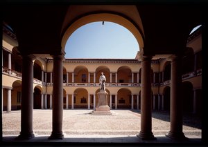 Pohled na nádvoří se sochou Alessandra Volty (1878) od School Italian