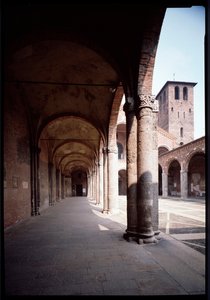 Pohled na portikus kostela Saint Ambrose (Saint Ambrose) (Basilica di Sant