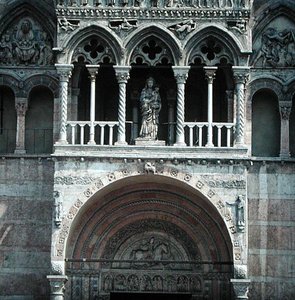 Západní průčelí, započato ve 30. letech 12. století a dokončeno v 15. století (foto) (detail) od School Italian