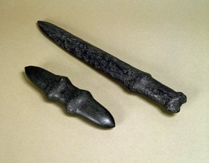 Čepel dýky a kamenná dýka, období Jomon 4500-3700 před naším letopočtem od Japanese School