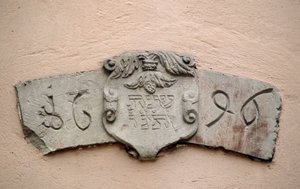 Ulička Židů v Obernai (67). Místa bohoslužeb: nápis s hebrejským datem a odpovídajícím datem křesťanské éry: 1696. Synagoga byla údajně postavena dva roky po autorizaci Intendanta La Grange, která umožnila J