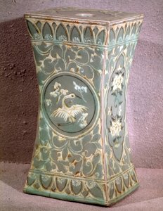 Art coreen: keramický polštář. Období Koryo, konec 12. století. Muzeum výtvarných umění, palác Duksoo, Korea od School Korean