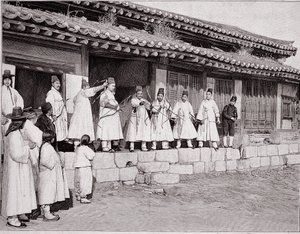 Lukostřelci ve starém paláci v Soulu, Korea, konec 19. století od School Korean