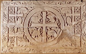 Deska kněžiště, závěrový prvek chóru kostela. z Libanonu. 5.-6. století našeho letopočtu. Ztlumit. 0,78 x 1,27 m. Paříž, muzeum Louvre od School Lebanese
