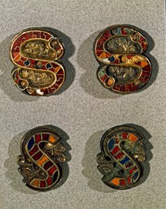 Archeologie středověku (středověk). Barbarské umění z Lombardie: Spona opasku ve tvaru písmene S. Předmět ve zlatě a polychromovaném smaltu. Langobardské umění, 6. - 7. století. Itálie, Cividale del Friuli, Archeologické muzeum od School Lombard