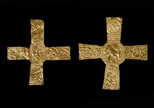 Archeologie středověku (středověk). Barbarské umění Lombardie: prsní kříže ve zlatých listech. Lombardské umění 7. století. Itálie, Cividale del Friuli, Archeologické muzeum od School Lombard