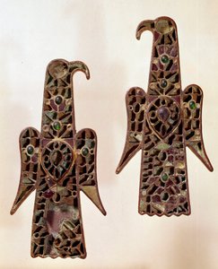 Merovejské umění: Pár fibulů (jehlice surete) aqualiformes (orli). Enamel cloisonné, 6. století, dynastie Merovejců (481-751). z Castelsagratu. Musee Cluny, Paříž.
