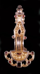 Merovejská fibula. Muzeum Saint-Germain-en-Laye
