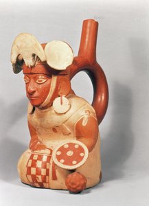 Mochican třmenová váza ve tvaru válečníka, 300-800 n. l. (terakota)