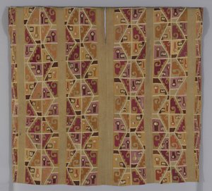 Tunika, 600-800 (bavlna a vlna (kamejka), jednoduchá proplétaná gobelínová vazba; průkrčník a průramky zakončené vlnou (kamejkou) krycími stehy; švy spojené vlnou (kamejkou) protahovacími stehy)