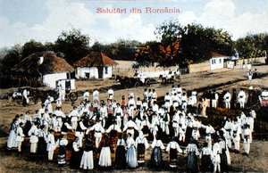 Pohlednice zobrazující Rumuny tančící ve vesnici, kolem roku 1910 (barevné lito)
