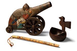 Hračka z lipového dřeva Bogatyr, flétna z březového dřeva a březové dřevo Kovsh, cca 1900 (dřevo natřené zlaceným dřevem) od School Russian