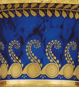 Detail z porcelánové a zlaté vázy se dvěma rukojeťmi vyrobené Imperial Porcelain Factory v roce 1833 od School Russian