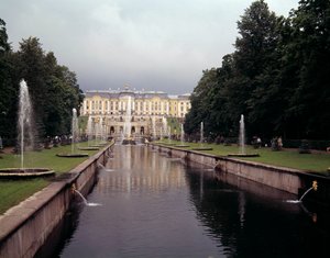 Pohled na velký vodopád hradu Peterhof, realizovaný za Petra Velikého poblíž Petrohradu, Rusko od School Russian