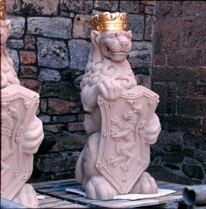 Heraldický lev, ze střechy Velké síně (kámen) od School Scottish