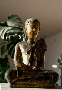 Buddha sedící v gestu Bhumisparsa Mudra během meditace (socha
