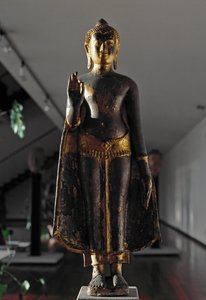 Styl Lopaburi: Abhyamudra Buddha (Schulpture