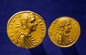 Zlaté mince Sicílie s podobiznou Fridricha II. od německého císaře Hohenstaufena (1194-1250). 1231 Soukromá sbírka