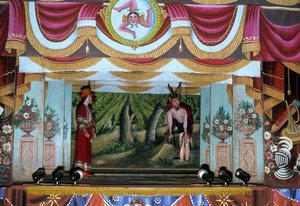 Divadlo Puppi v Palermu. Tyto loutky, které patří k sicilské tradici sahající až do starověku, mají za cíl vyprávět příběh o invazích a normanských výbojích. V horní části fotografie je sicilský symbol Trinacria (Trinacria). Palermo,