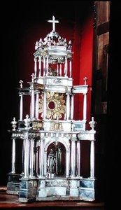 Monstrance obsahující konsekrovanou hostii, používaná v procesích (stříbrná) od School Spanish