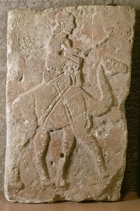 Deska s Dromedary Rider, Tell Halaf, Severní Sýrie (vápenec s červenou barvou)