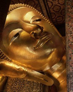 Detail ležícího Buddhy (kov) od School Thai