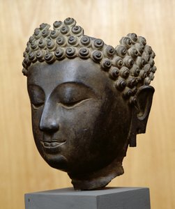 Hlava Buddhy při pohledu dolů, kultura Lan Na (bronz)