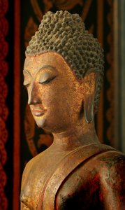 Buddha ve stylu Lanna Sukhthaya (bronzový)