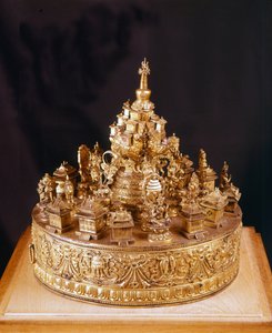 Mandala Tibetain: vzácný kus ve zlatém bronzu scultpé. Mandala je pohled na božský vesmír, v jehož středu je hora Merou, hora, na níž se tyčí palác nejvyššího boha Indry a obklopená čtyřmi kontinenty - Musée Guimet, Paříž