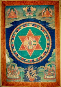 Bohyně Mandala de vadžravarami tančí (uprostřed), její jméno znamená „“adamantine laie“““. Tibet