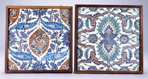 Iznická dlaždice se švestkovými květy a tulipány, vyrobena kolem roku 1570, a Iznická dlaždice ze 17. století s červenou a modrou dělenou palmetou, kolem roku 1570; 17. století (keramika)