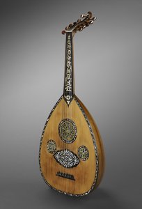 Loutna, osmanská, konec 19.-začátek 20. století (vykládání dřeva, ebenu, slonoviny a perleti)
