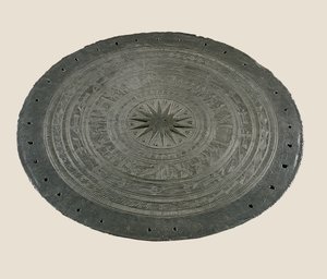 Detail horní části bubnu Dong Son, 2.-1. století před naším letopočtem (bronz)
