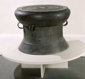 Buben, styl Dong Son, 2.–1. století před naším letopočtem (bronz) (viz také 181009)