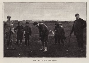 Britský konzervativní politik Arthur Balfour hraje golf (černobílá fotografie)
