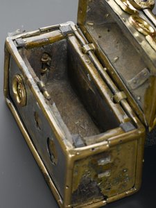 Relikviář Monymusk, cca 8. století našeho letopočtu (bronz, stříbro, dřevo, slitina mědi, sklo, smalt)